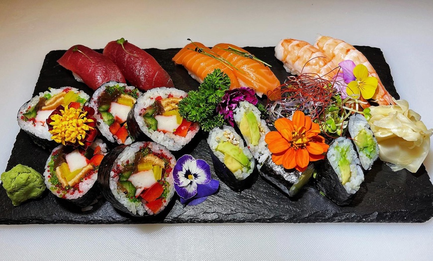 Image 1: 3-Gänge-Sushi-Menü mit Sushiplatte für 2 oder 4 Personen 