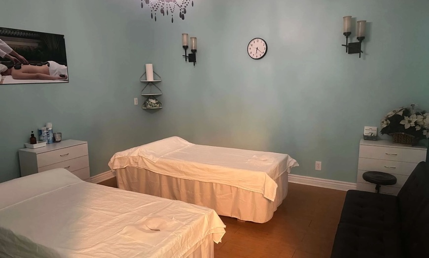 Image 3: Up to 50% Off on Hot Stone Massage at U.mi massage