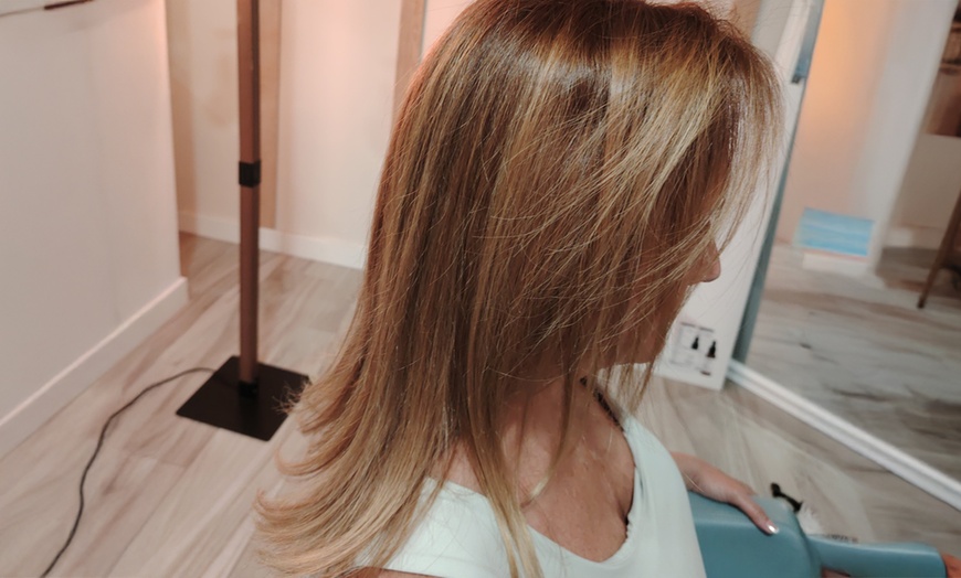 Image 3: Corte, lavado con masaje, peinado y opción a tinte de raíz