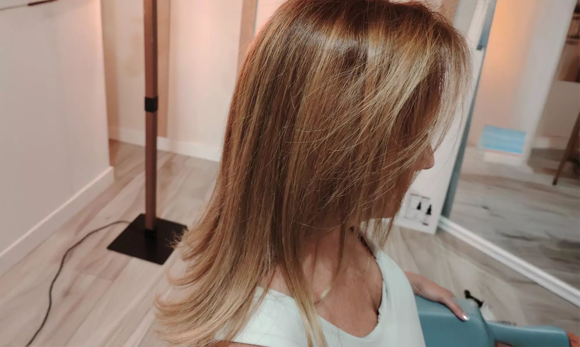 Corte, lavado con masaje, peinado y opción a tinte de raíz