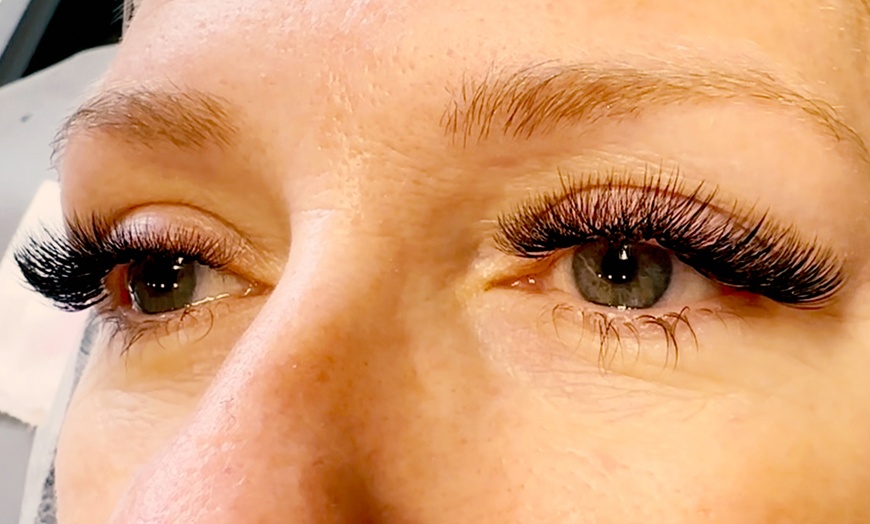 Image 5: Get a Full Set of Classic, Hybrid, or Volume Eyelash Extensions
