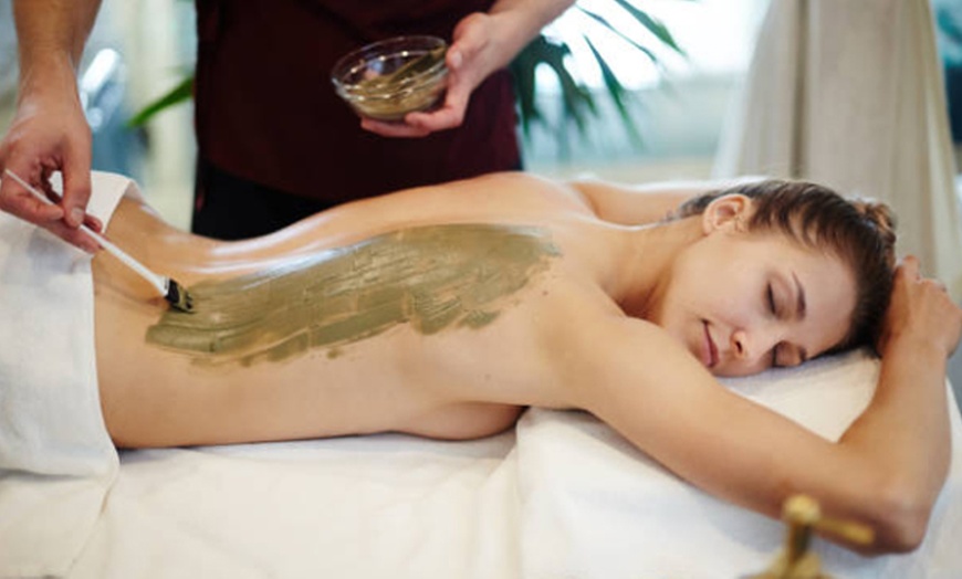 Image 2: 1 o 2 masajes de espalda con envoltura de arcilla y terapia de calor 