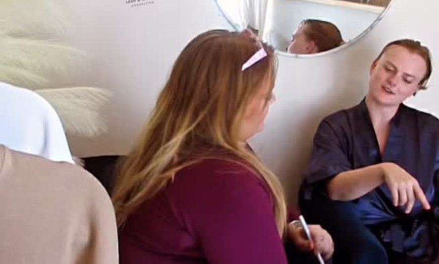 Image 3: 4, 6, or 12 Hour Private Bridal Suite with Decor and Mocktail Bar