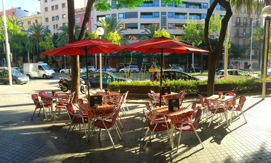 Image 2: Menú mediterráneo para 2 o 4 con postre y vino cerca de la playa