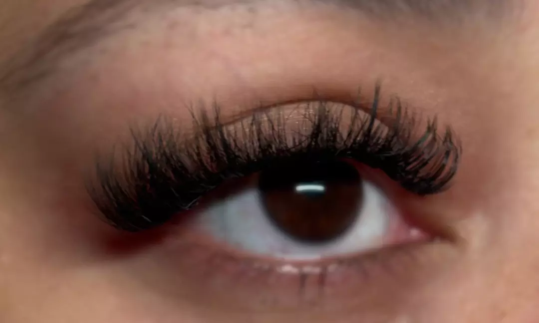 Enhance Your Look with a Full Set of Individual Eyelash Extensions