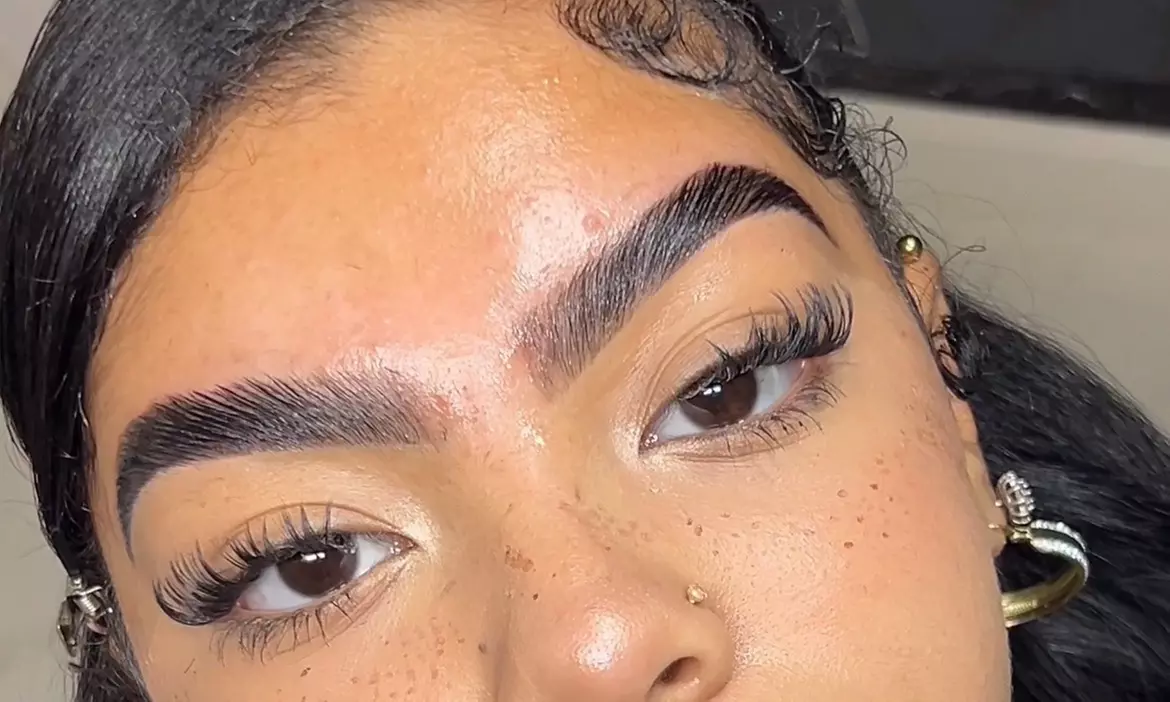Transform Your Look with Expert Brow Waxing and Tint at Carvd Studios 