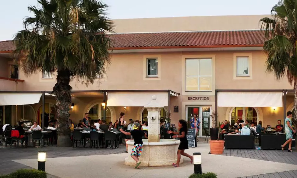 Aigues-Vives (Gard) : chambre double avec PDJ, menu en option