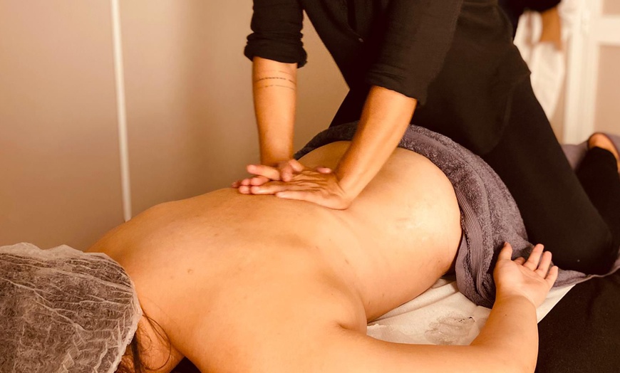 Image 2: Masaje de 45 min. con opción a reflexología podal y/o masaje facial 