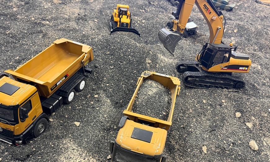 Image 2: RC Sandbox & Tank Battles: Build, Drive, and Crawl Adventures