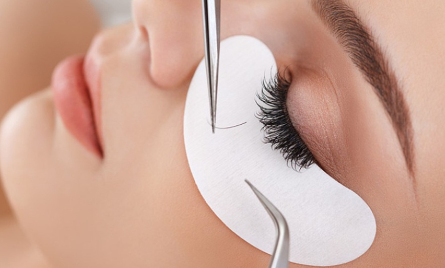 Image 1: Extensions de cils : cil à cil, mixte ou volume russe