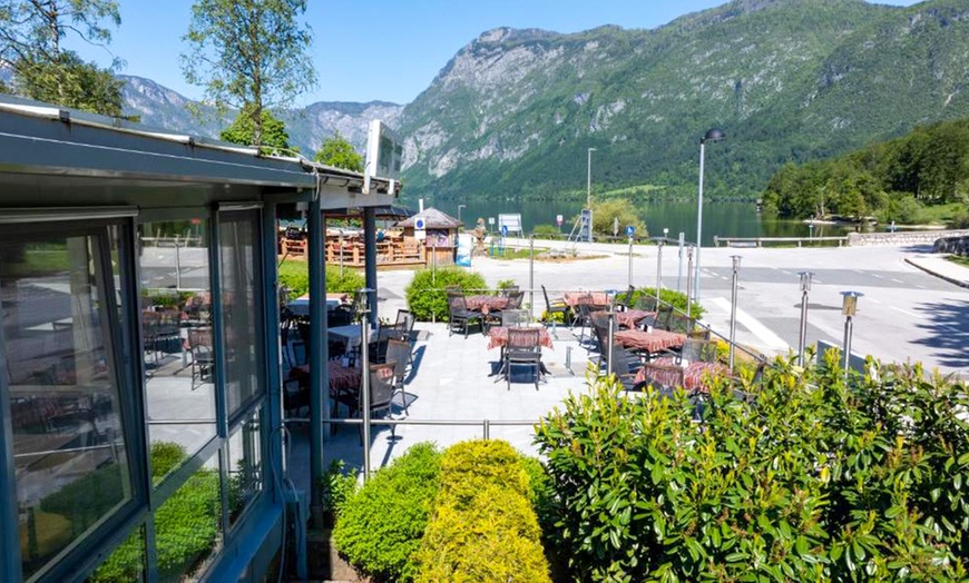 Image 18: Slovenia 4*: camera doppia con colazione o mezza pensione e piscina