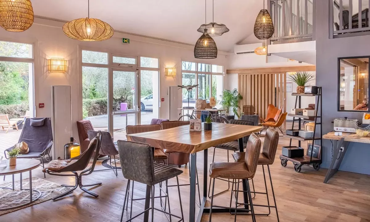 Angers Sud : chambre standard ou supérieure, option pdj et planche