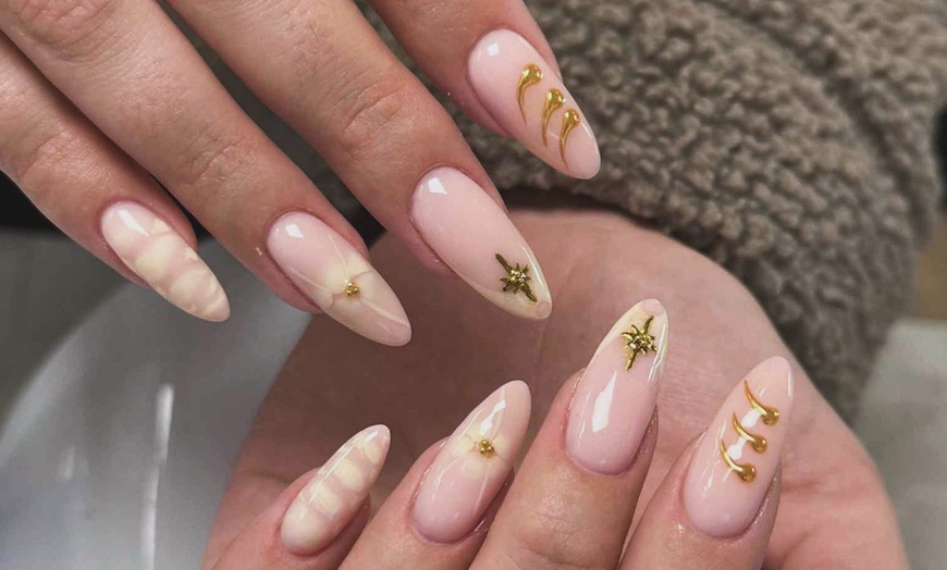 Image 11: Beauté des mains, vernis, pose de faux ongles ou spa au choix 