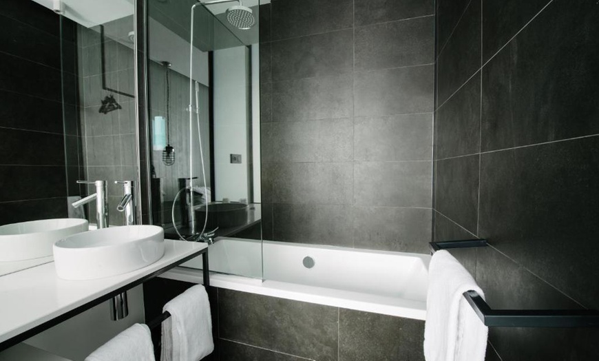 Image 15: Clichy : chambre double avec petit-déjeuner et spa en option