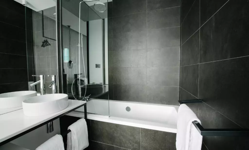 Clichy: Doppelzimmer, opt. mit  Frühstück und Zugang zum Spa