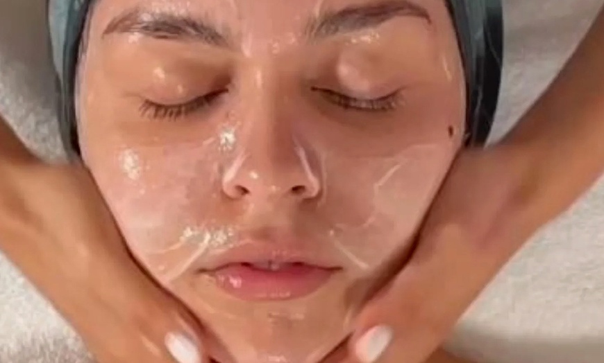 Image 2: Higiene facial con Hollywood peeling de carbón y tratamiento nutritivo