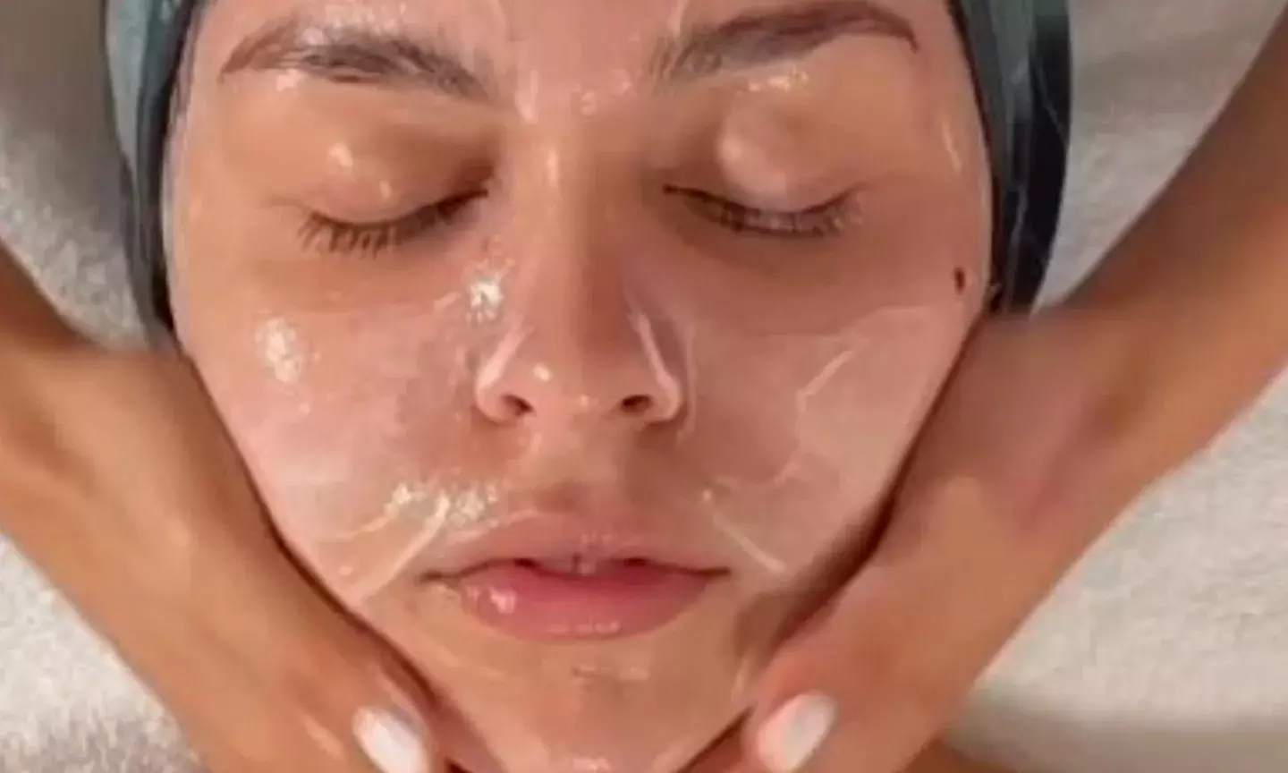 Higiene facial con Hollywood peeling de carbón y tratamiento nutritivo