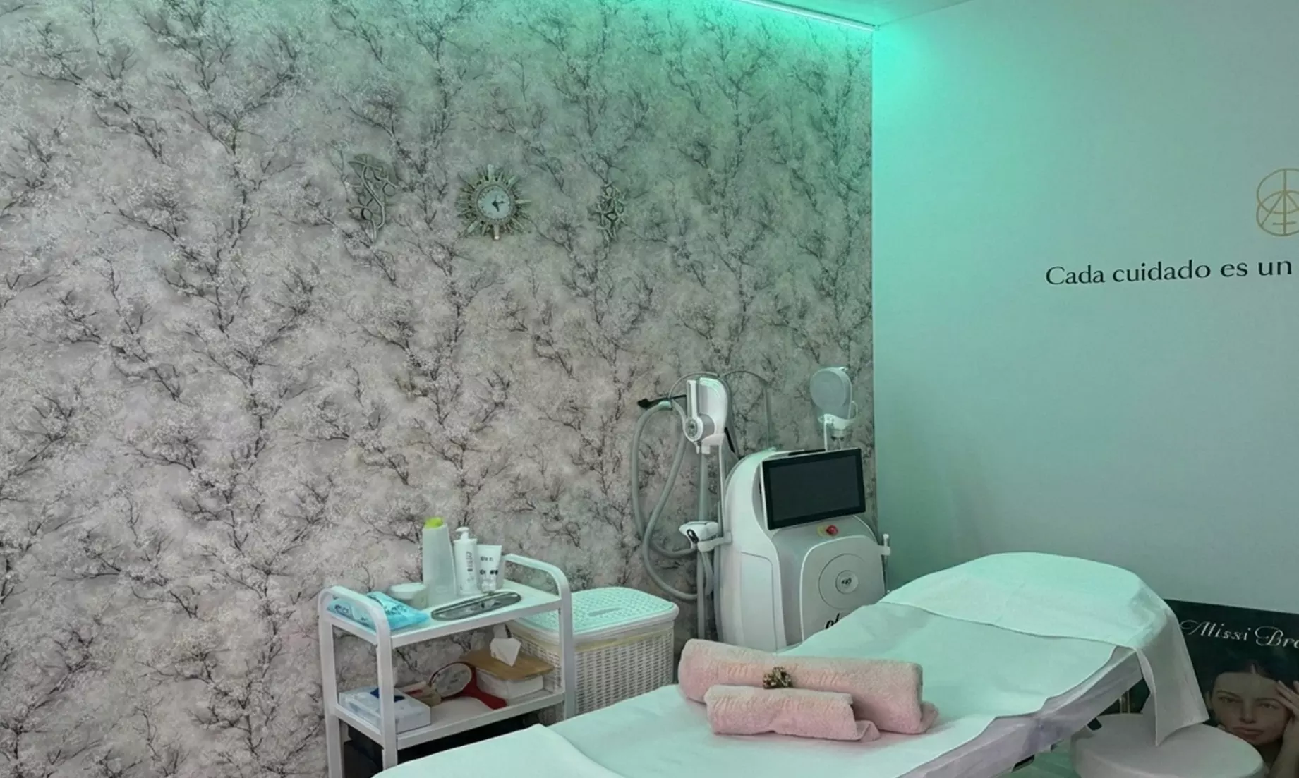 Hollywood peeling con mascarilla de carbón activo y láser