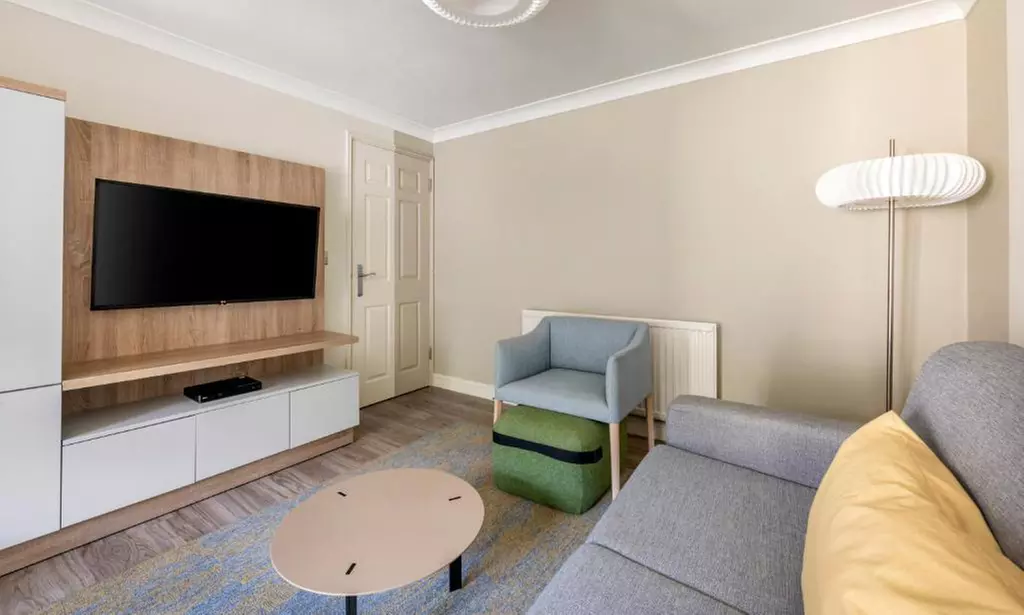 Rolling Hillside Retreat in Devon: Scenic Apartment Stay up to 6