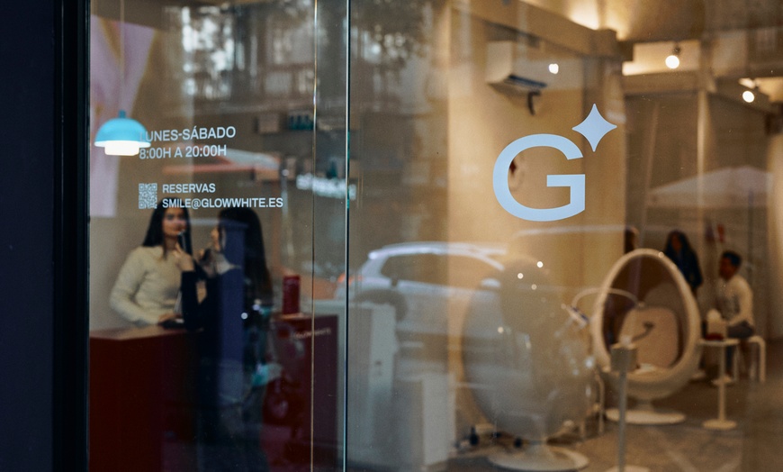 Image 2: Tratamiento blanqueador con gel de un mes y luz LED con férula