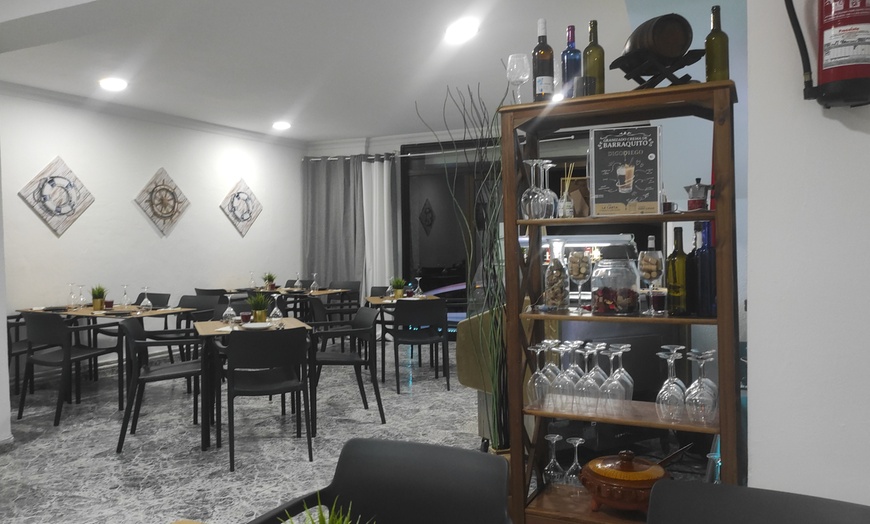 Image 2: Menú mediterráneo para 2 o 4 con postre y opción a botella de vino