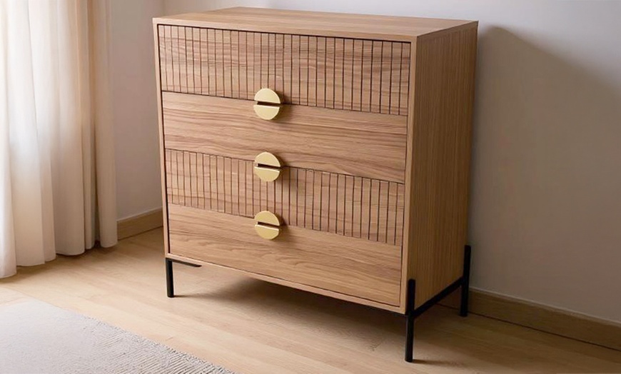 Image 2: Commode "Torinese" décor bois rainuré et poignées dorées de Kocoon 