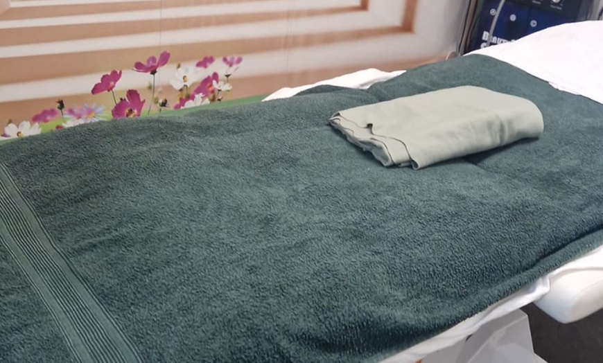 Image 3: Verwöhnmoment für 1 Dame: Massage für den Rücken oder ganzen Körper