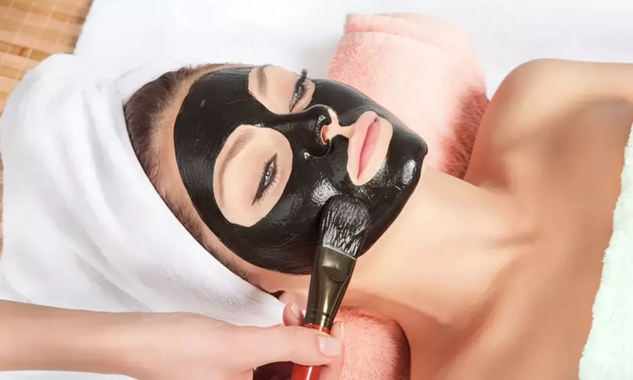 1, 2 o 3 sesiones de Hollywood peeling con mascarilla de carbón activo y láser para una persona; ahorra al 54% - Primary Image