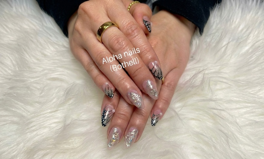 Image 2: Mani-Pedi or Deluxe Mani-Pedi for Durable Finish