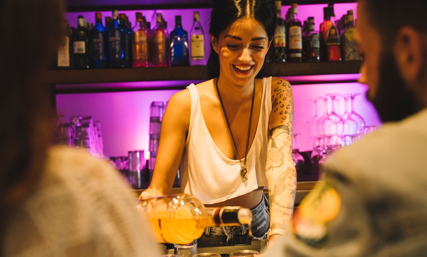 Image 6: Copas o cócteles a elegir con picoteo para 2 o 4 personas