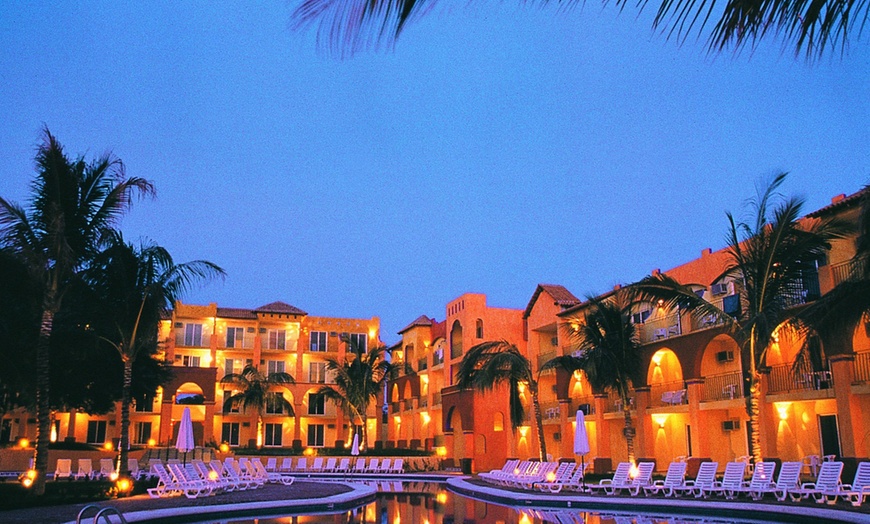 Image 3: ✈ 4-Night All-inclusive Puerto Vallarta Vacation