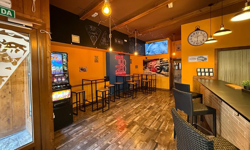 Image 3: Menú de pizza artesanal con entrante, postre y bebida para 2 o 4