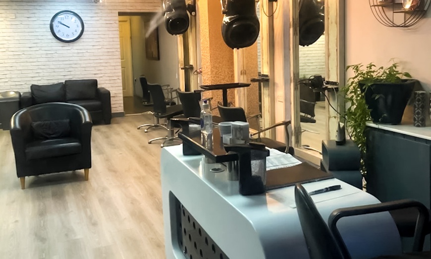 Image 2: Wash, Cut, Blow-Dry With Conditioning Or Colour Highlights