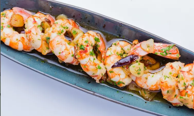 Mariscada con bogavante para 2 con vino en restaurante mediterráneo