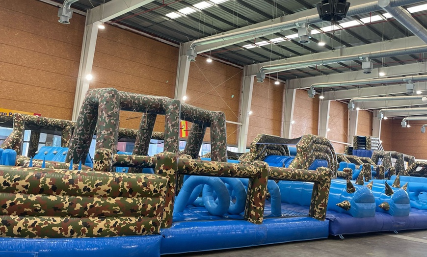 Image 7: Entrada al circuito de hinchables Crazy Warriors con opción de comida