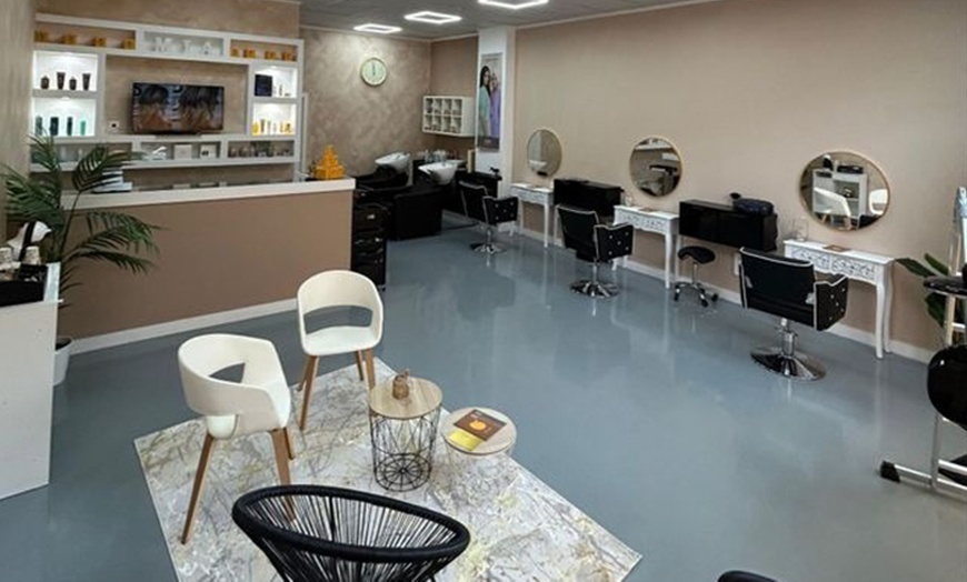 Image 2: Sesión de peluquería con opción a corte o alisado de células madres
