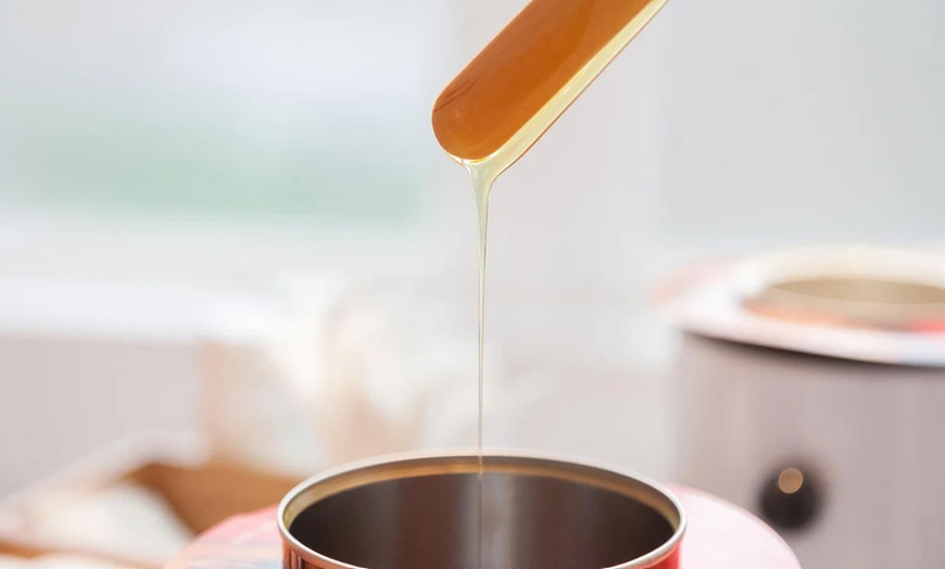 Image 9: Je wenkbrauwen zijn de lijsten van je ogen: browbehandeling naar keuze