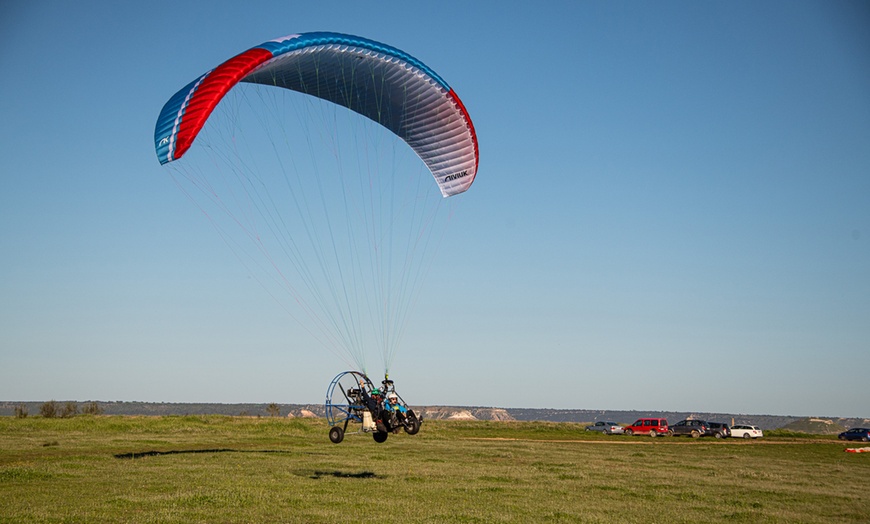 Image 3: Vuelo en paramotor de 20 minutos para 1 o 2 personas con fotos
