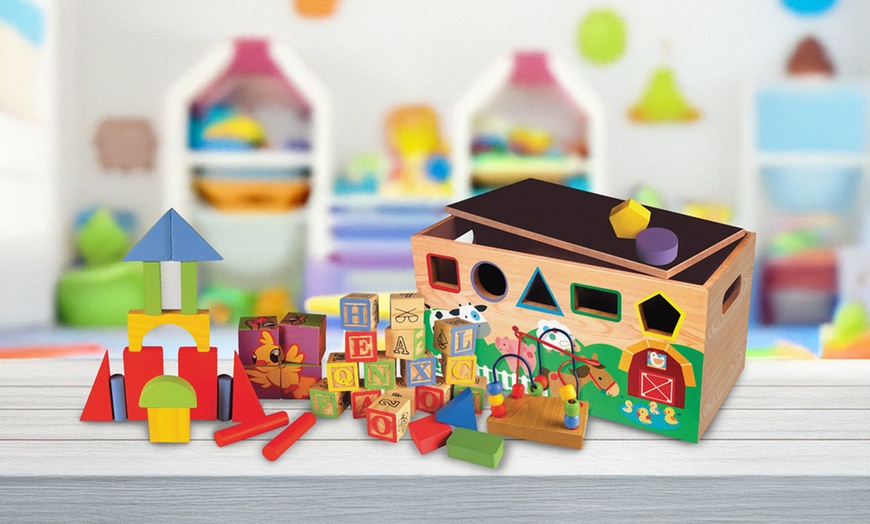 Image 1: 7 jouets en bois pour l'éveil et la motricité de bébé