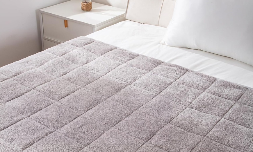 Image 12: Fleece Weighted Blanket for Adults in Various Colours and Sizes