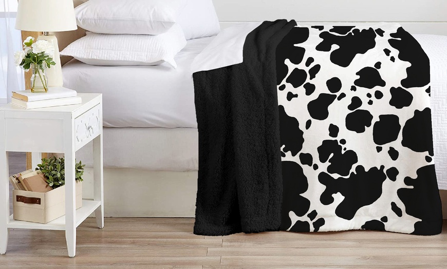 Image 4: Couverture Sherpa chaude avec imprimé vache