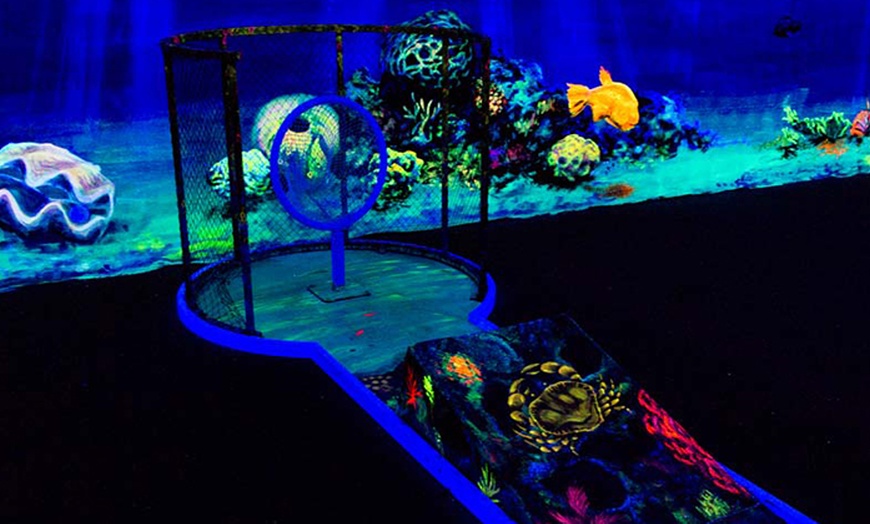 Image 1: 3D-Schwarzlicht-Minigolf inkl. Leihbrille für bis zu 4 Personen