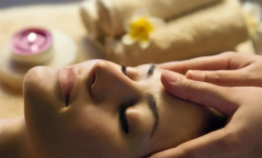 Image 1: Massage californien et suédois de 30 ou 60 min