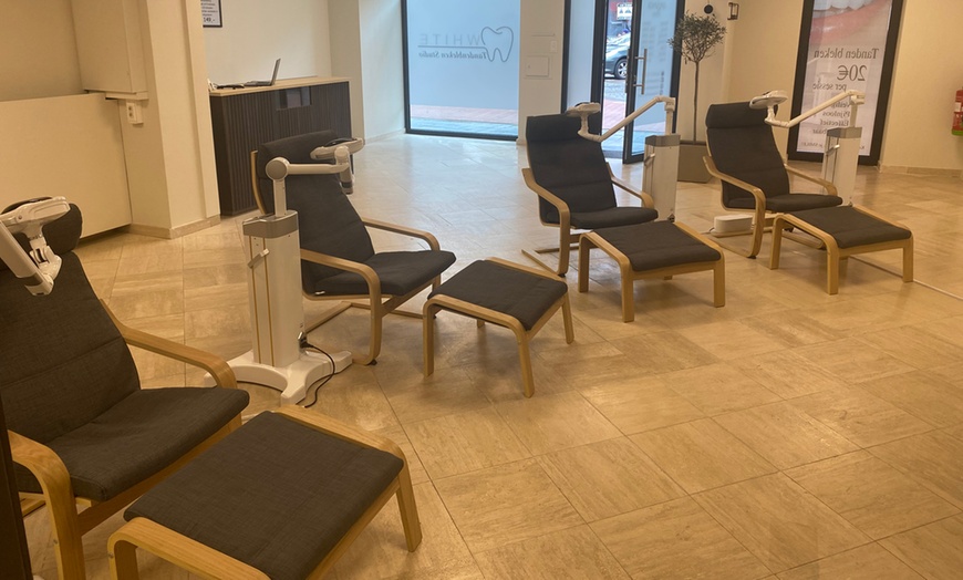 Image 6: Onthul je helderste smile met professionele tandenbleek behandeling