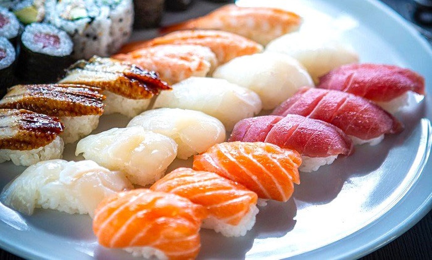 Image 4: Menú japonés para 2 o 4 personas con opciones clásicas o gourmet