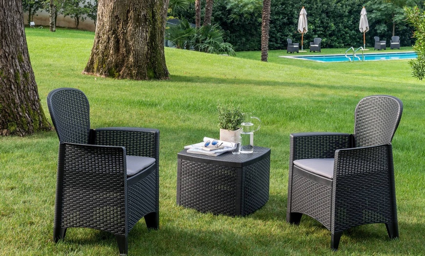 Image 1: Tuinset met twee stoelen en een tafeltje