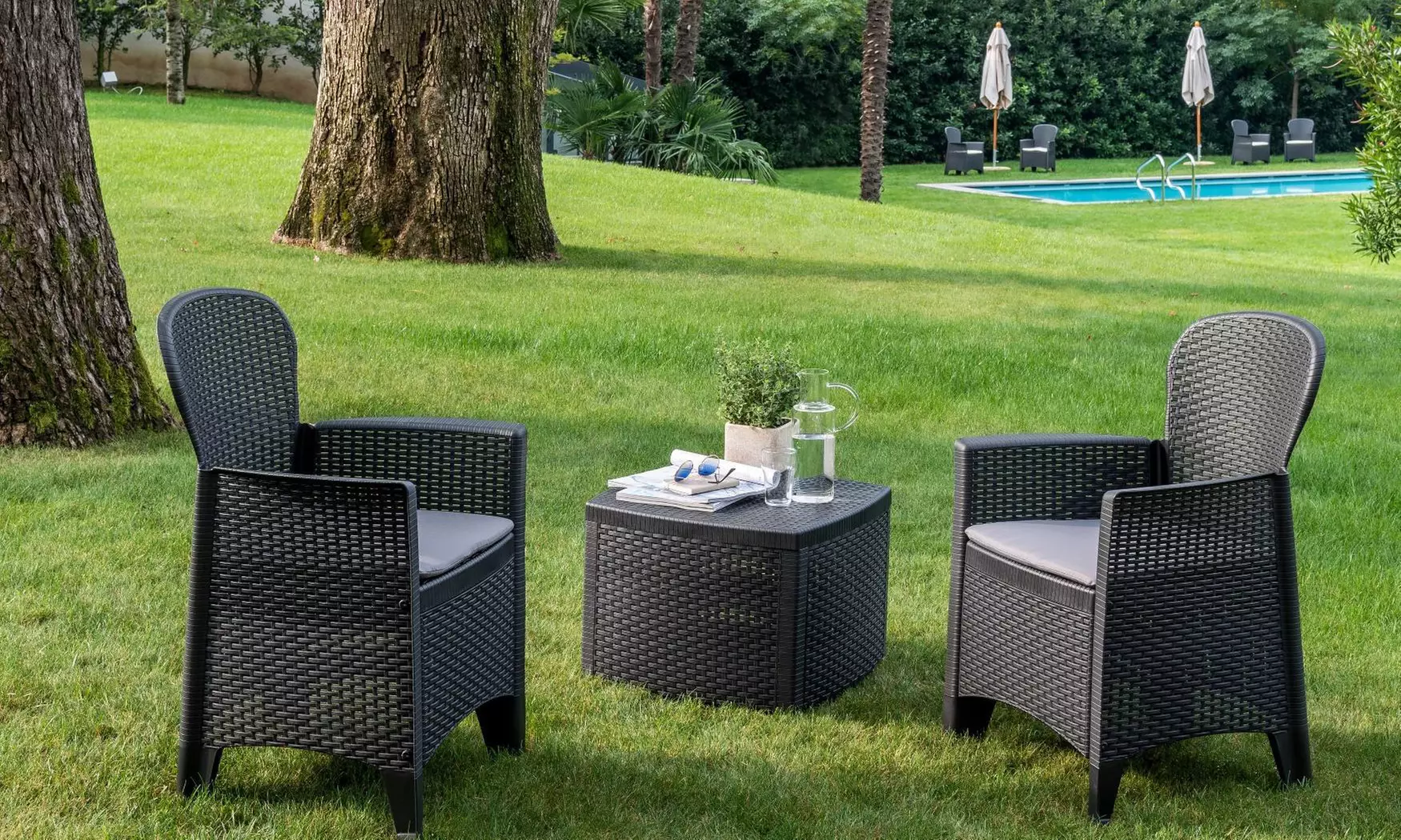 Tuinset met twee stoelen en een tafeltje