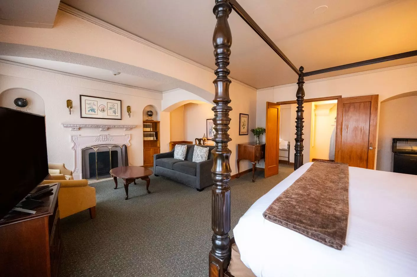 Classic Comfort and Skyline Views in Seattle's First Hill District
