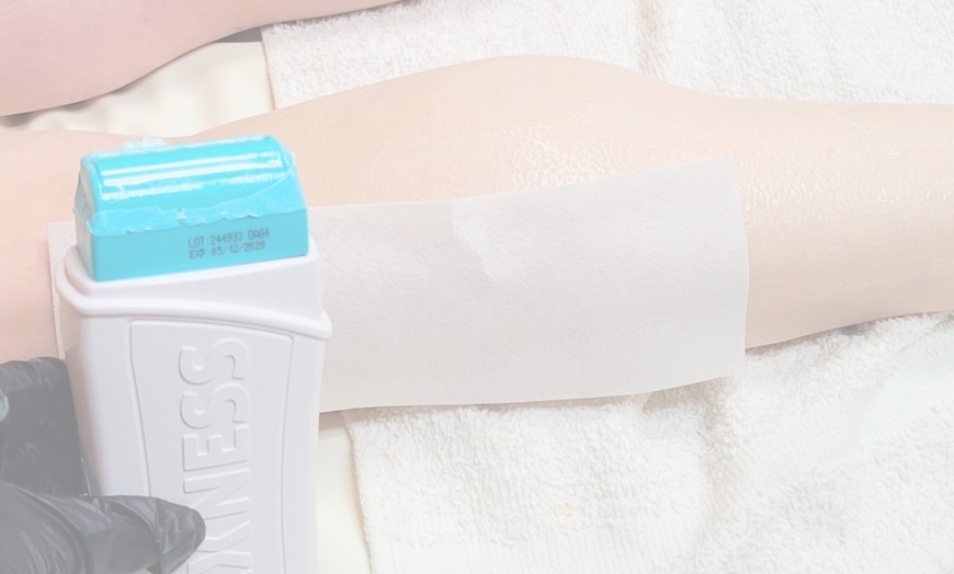 Image 2: Brazilian or Bikini Waxing Session Packages