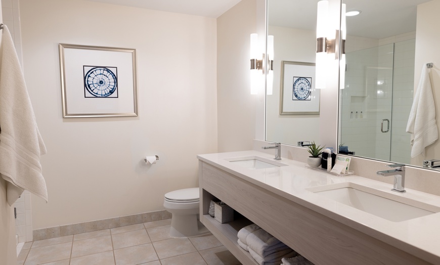 Image 10: Lakeside Resort in the Michigan With Breakfast & Scenic Views